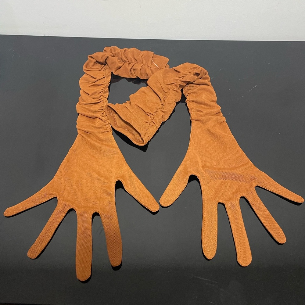 Ruched long sleeve gloves

NWOT

#ohpolly #gloves #mesh